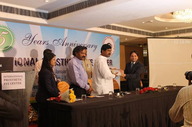 Dr Kuldeep Gives international prosthetic Eye Center 5 years plaque to Dy Chief Minister to Dr Rajaiah on 5 years anniversary celebration at Hotel Taj Deccan, 18th Jan 2015